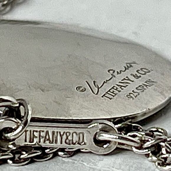 Tiffany & Co - Elsa Peretti 925 Silver Madonna Pendant on 17” chain - Picture 8 of 14